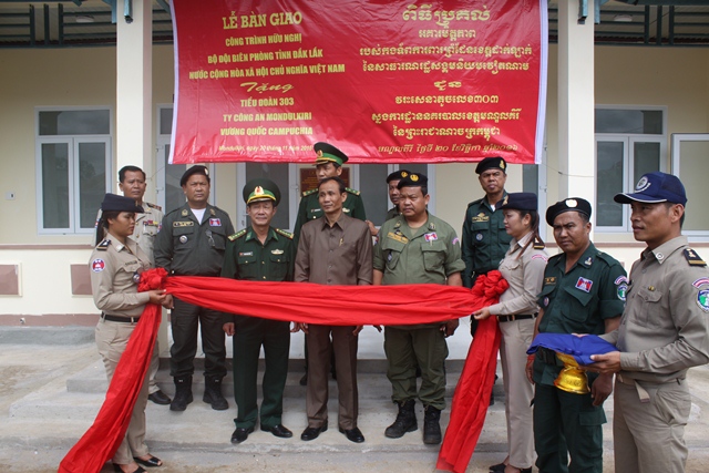 Bộ đội Biên phòng Đắk Lắk bàn giao nhà làm việc cho Tiểu đoàn Cảnh sát bảo vệ biên giới bộ 303, Ty Công an tỉnh Mondulkiri (Campuchia)