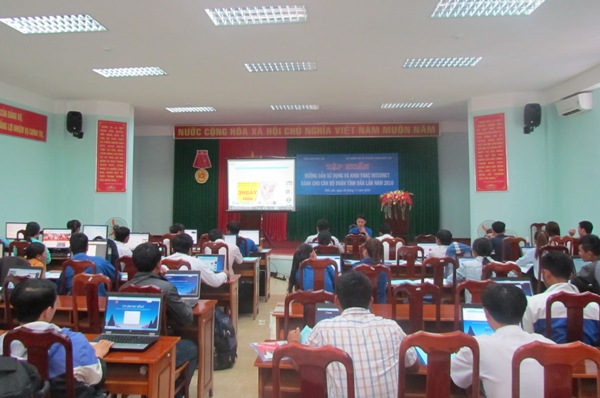 Tập huấn hướng dẫn khai thác và sử dụng internet nâng cao hiệu quả công tác cho cán bộ đoàn cấp xã