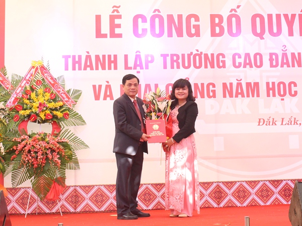 Công bố Quyết định thành lập Trường Cao đẳng Y tế Đắk Lắk và khai giảng năm học mới 2016-2017