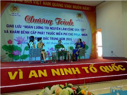 Hội Phụ nữ Công an tỉnh tổ chức thành công Chương trình giao lưu “Hoàn lương, tôi nguyện làm công dân tốt” và khám bệnh, cấp thuốc miễn phí cho phạm nhân trại giam Đắk Trung năm 2016