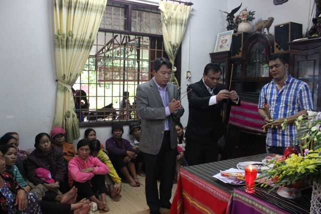 Lãnh đạo tỉnh thăm hỏi động viên gia đình các chiến sỹ bị nạn trong vụ nổ kho chứa vật chứng tại trụ sở Công an tỉnh Đắk Lắk