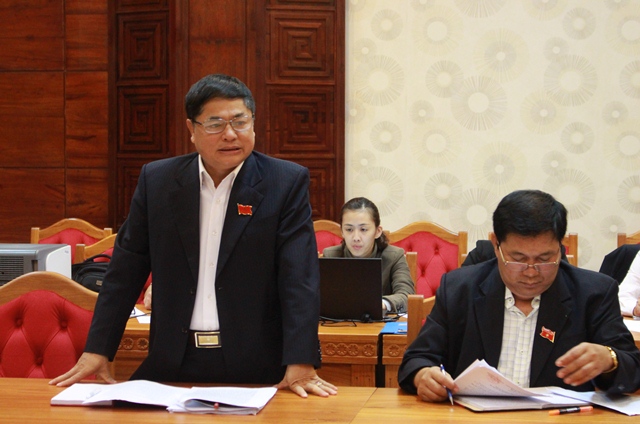 Thảo luận tổ về phương hướng nhiệm vụ phát triển kinh tế - xã hội năm 2017.