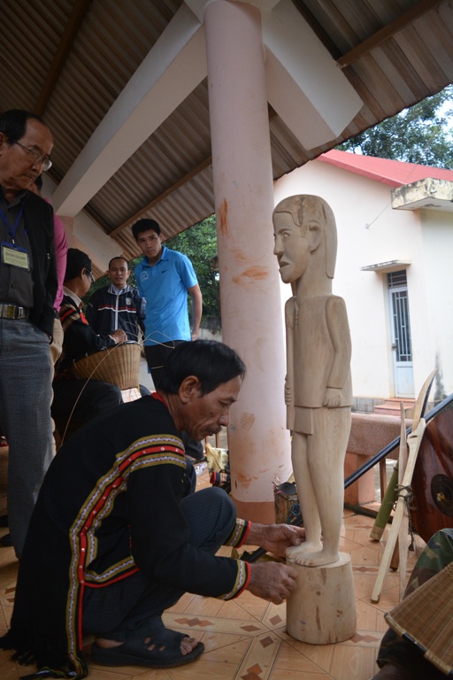 34 nghệ nhân tham dự Liên hoan tạc tượng, đan lát, chế tác nhạc cụ dân tộc huyện Cư M’gar năm 2016.