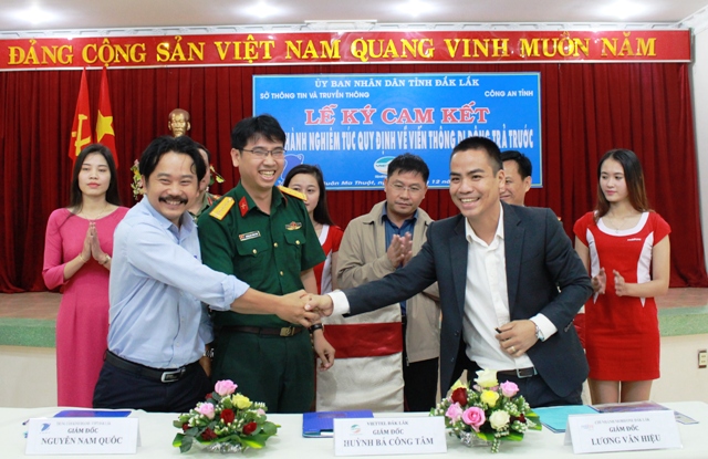 Lễ ký cam kết chấp hành nghiêm túc quy định về viễn thông di động trả trước.