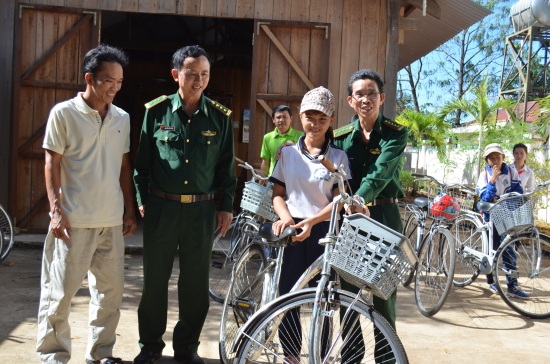 Tặng xe đạp cho học sinh nghèo tỉnh Đắk Lắk