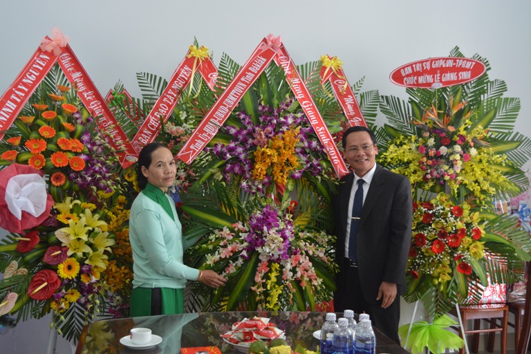 Thăm, chúc mừng các cơ sở tôn giáo nhân Lễ Giáng sinh năm 2016.