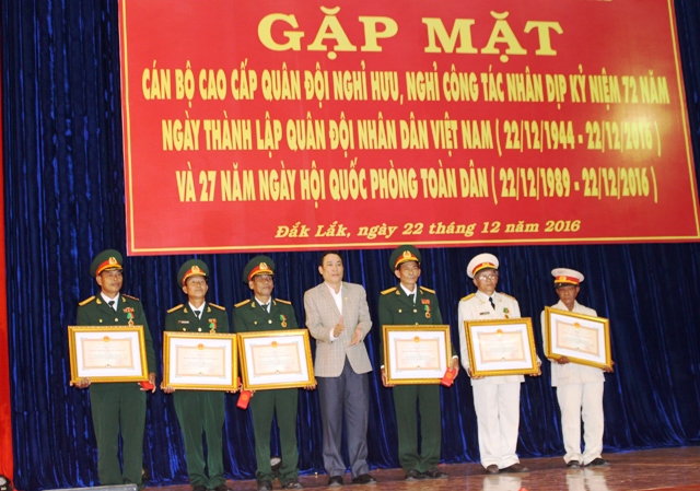 UBND tỉnh gặp mặt cán bộ cao cấp quân đội nhân kỷ niệm 72 năm Ngày thành lập Quân đội Nhân dân Việt Nam.