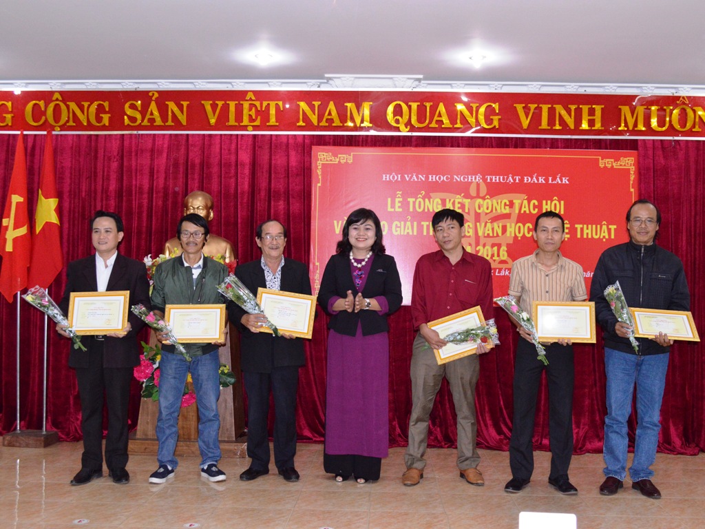 Hội Văn học Nghệ thuật tỉnh tổng kết công tác và trao giải thưởng Văn học Nghệ thuật năm 2016