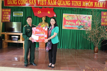 Hội Liên hiệp phụ nữ Việt Nam thăm và chúc tết Đồn Biên phòng Sê Rê Pốk