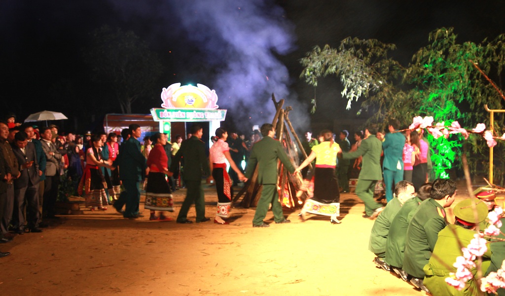 Tham dự Chương trình “Xuân biên cương thắm tình quân dân” năm 2017 tại huyện Buôn Đôn.