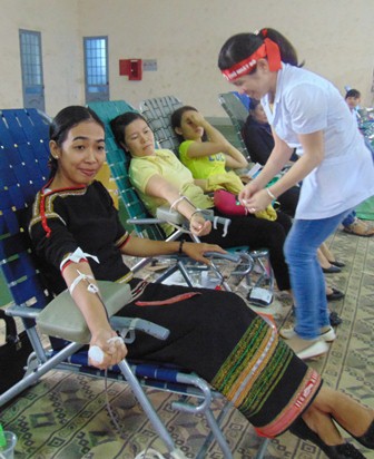 Cán bộ nhân dân các dân tộc nô nức vượt mưa đi hiến máu