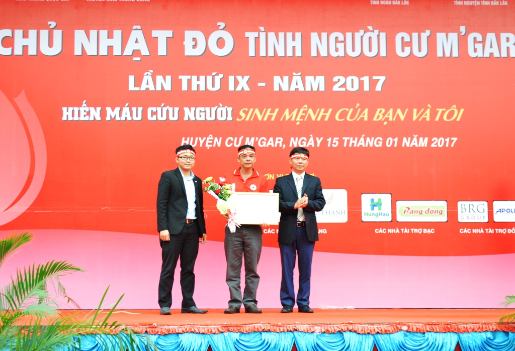 Chương trình hiến máu tình nguyện Chủ nhật đỏ năm 2017: “Tình người Cư M’gar”.
