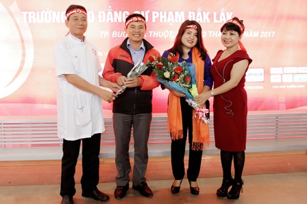 Đoàn viên Công đoàn Trường Trung cấp Luật Buôn Ma Thuột tham gia Ngày hội hiến máu tình nguyện