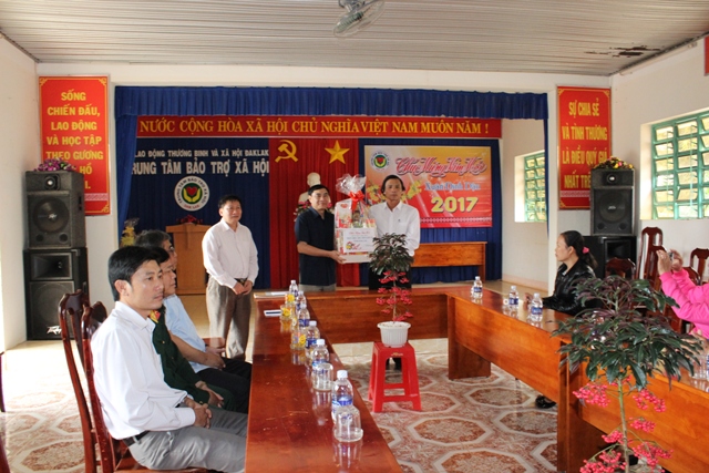 Thường trực Tỉnh ủy thăm và chúc tết một số đơn vị trên địa bàn tỉnh