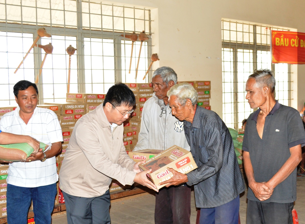 Sở Thông tin và Truyền thông: Thăm, tặng quà buôn kết nghĩa nhân dịp Tết Nguyên đán