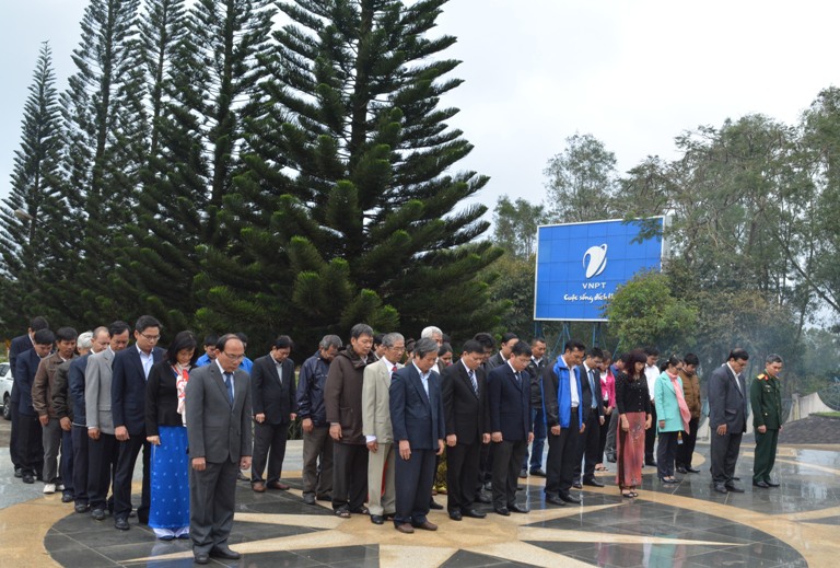 Ngành Thông tin và Truyền thông tỉnh viếng các anh hùng liệt sỹ tại Đài tưởng niệm liệt sỹ Giao bưu – Thông tin liên lạc Tây Nguyên.