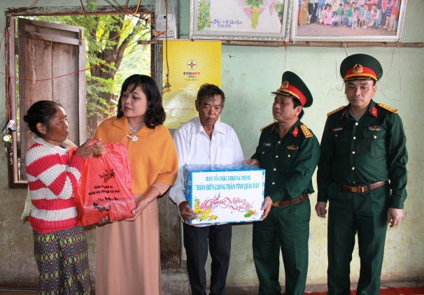 Opening “Spring comes to border areas and Tet festival to remote islands” program and “Chung cake Festival”