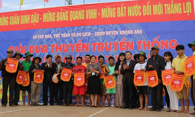Giải Đua thuyền nam truyền thống tỉnh Đắk Lắk lần thứ X năm 2017: Đội 2, thôn 2, xã Bình Hòa, huyện Krông Ana giành giải Nhất
