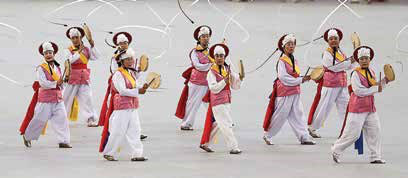 Du khách được giao lưu cùng các nghệ sĩ quốc tế tại Lễ hội