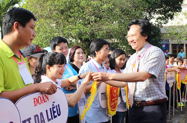 Gần 900 cán bộ, công chức, viên chức và người lao động tham dự Hội thao truyền thống ngành Y tế tỉnh Đắk Lắk lần thứ XIII năm 2017.