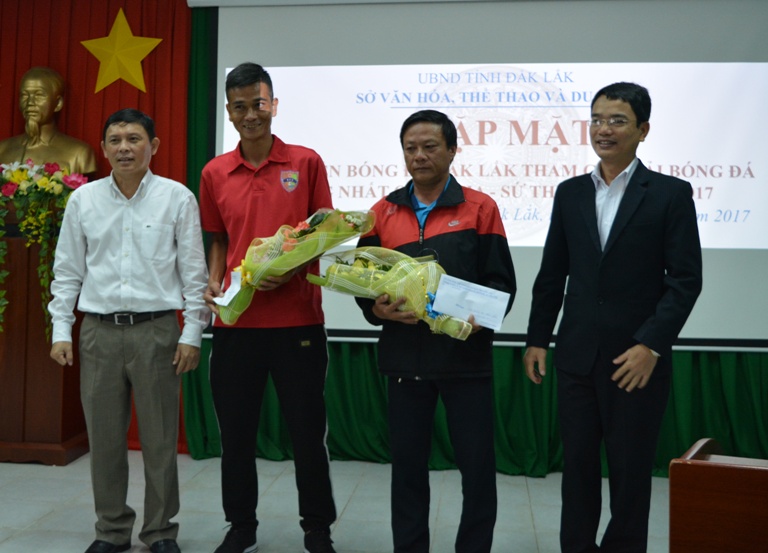 Lãnh đạo tỉnh gặp mặt đội tuyển bóng đá Đắk Lắk tham gia giải Bóng đá Hạng Nhất quốc gia năm 2017.