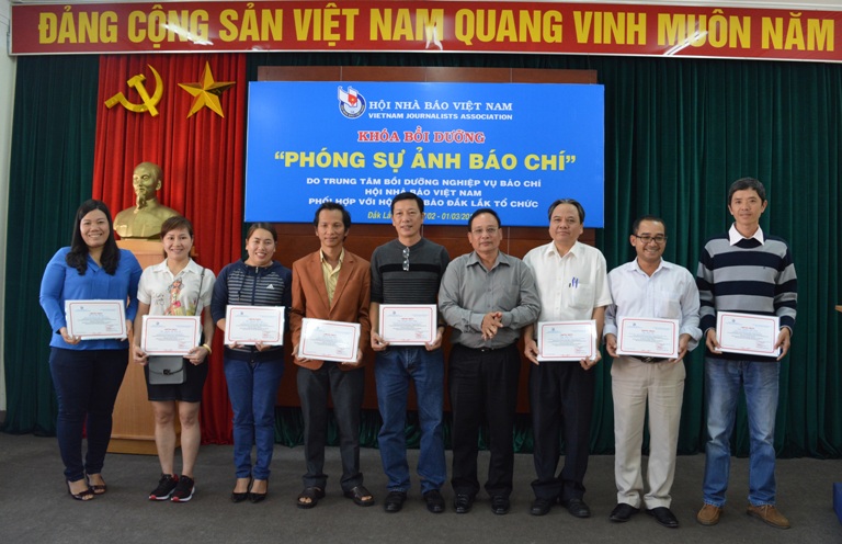 Bế giảng lớp bồi dưỡng nghiệp vụ “phóng sự ảnh báo chí”.