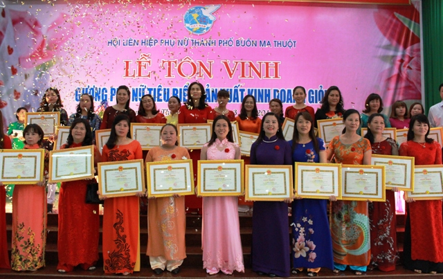 Tôn vinh 56 gương phụ nữ tiêu biểu sản xuất kinh doanh giỏi