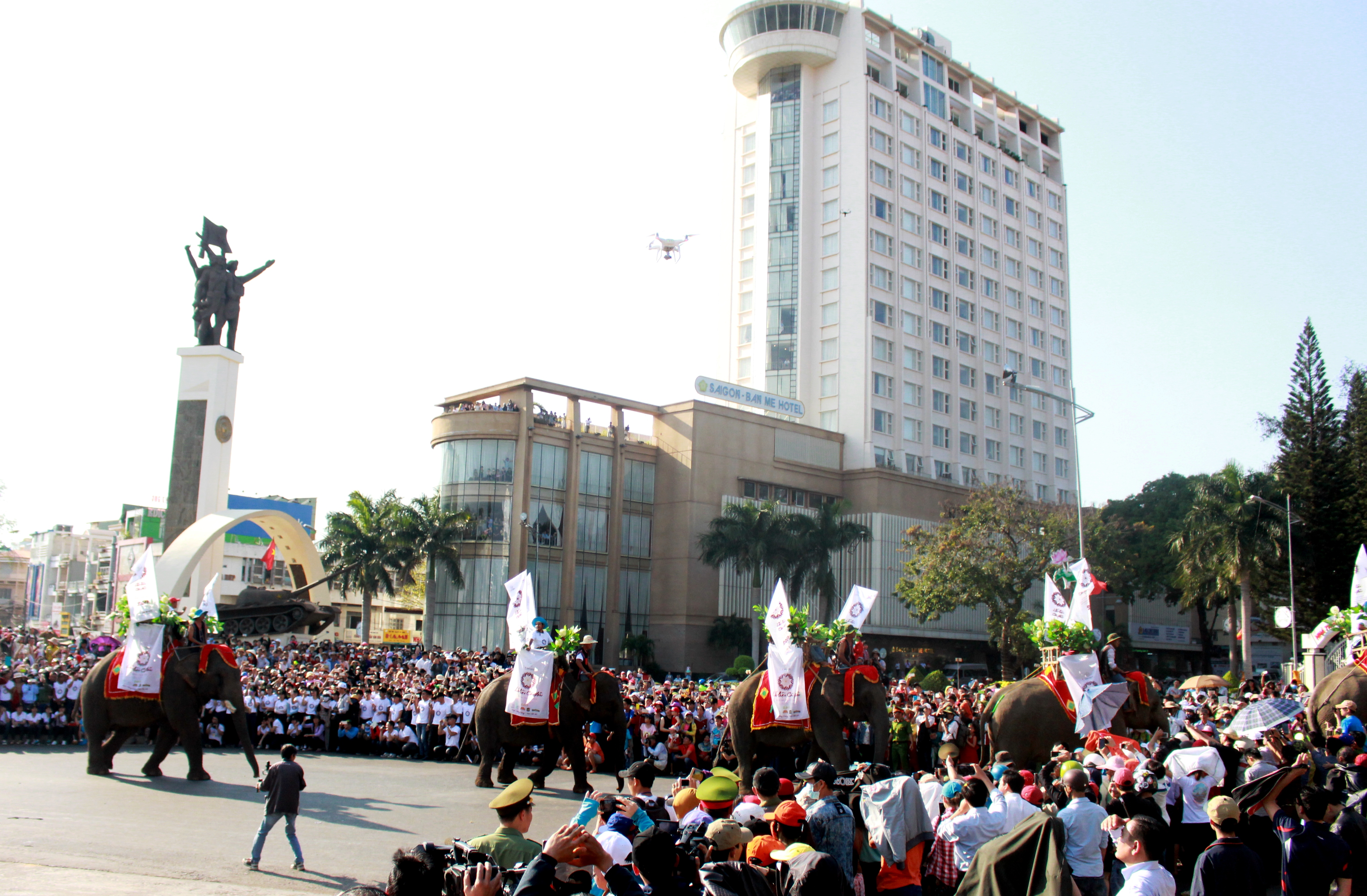 Khai mạc Lễ hội đường phố - điểm hẹn của sắc màu văn hóa