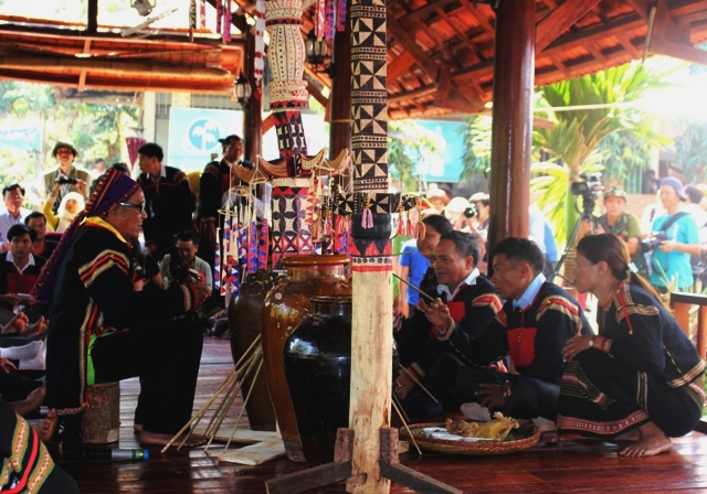 Đặc sắc Lễ hội cầu mưa và kết nghĩa anh em của đồng bào Êđê.