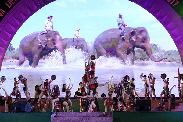 Đêm hội diễn tấu Cồng chiêng Tây Nguyên