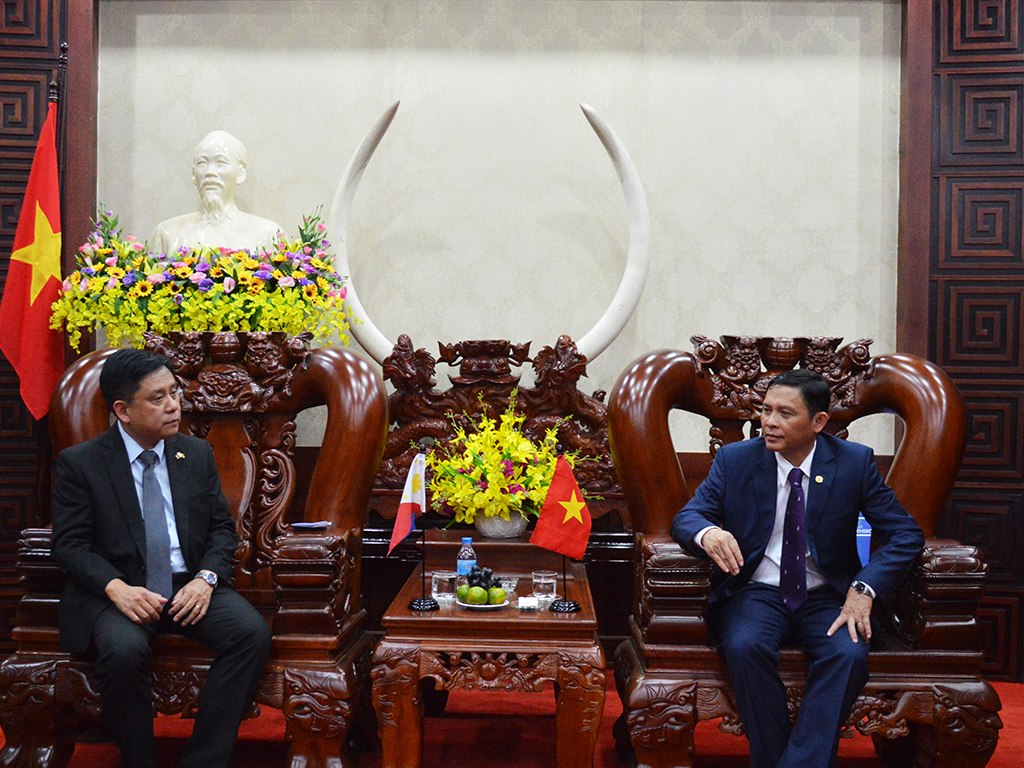 Lãnh đạo UBND tỉnh chào xã giao Đại sứ Philippines