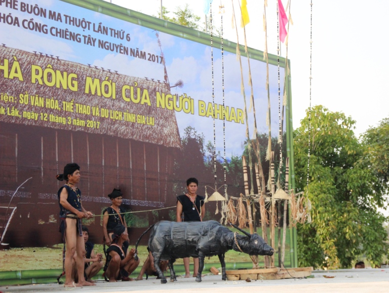 Phục dựng lễ cúng nhà rông mới của người Bahnar.