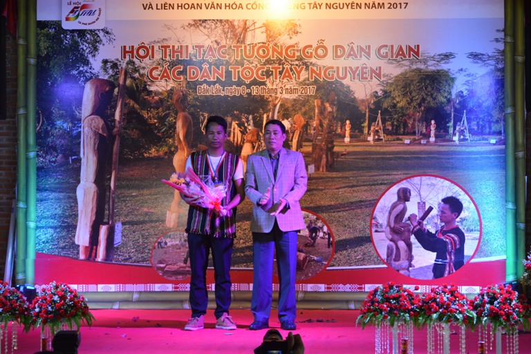 Bế mạc Hội thi tạc tượng gỗ các dân tộc Tây Nguyên mở rộng năm 2017.