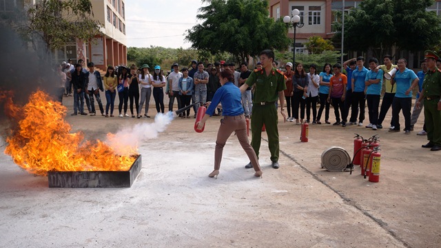 Trường Trung cấp Luật Buôn Ma Thuột tổ chức thực tập phương án chữa cháy và cứu nạn cứu hộ năm 2017