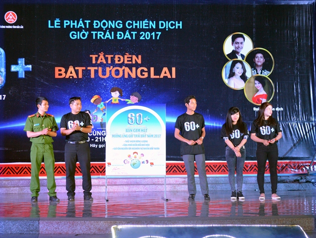 Hơn 500 đoàn viên thanh niên tham gia hưởng ứng giờ trái đất năm 2017