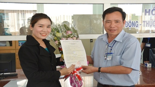 Thành phố Buôn Ma Thuột, trao giấy chứng nhận đăng ký kinh doanh cho hộ kinh doanh thực hiện đăng ký trực tuyến qua mạng