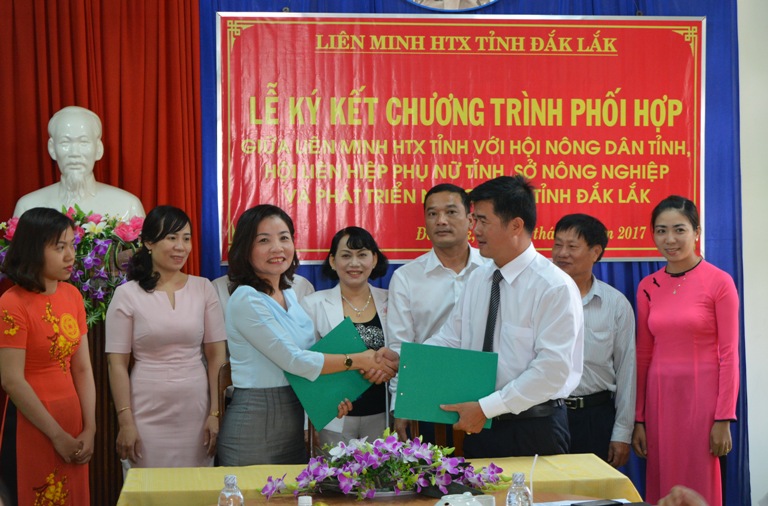 Ký kết các chương trình phối hợp đẩy mạnh phát triển kinh tế tập thể trong nông nghiệp, nông thôn.