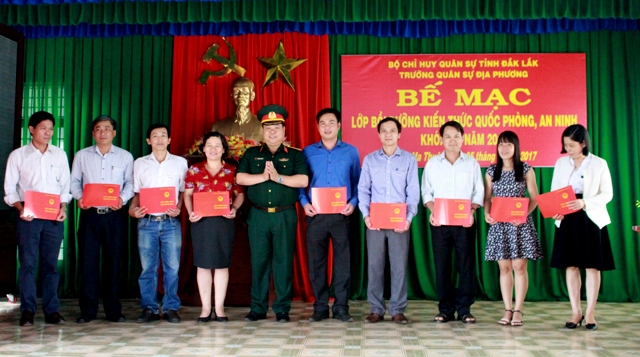 Bế mạc lớp bồi dưỡng kiến thức quốc phòng an ninh đối tượng 3, khóa 84 năm 2017