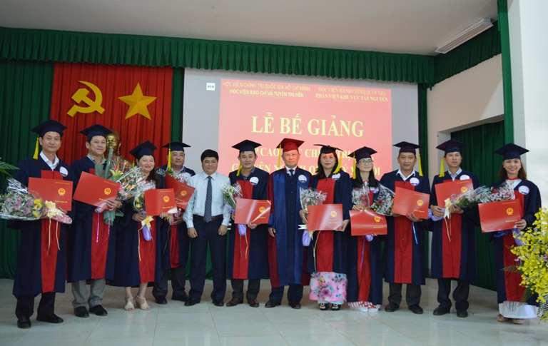 Bế giảng Lớp cao học chính trị học chuyên ngành quản lý xã hội khóa 20.