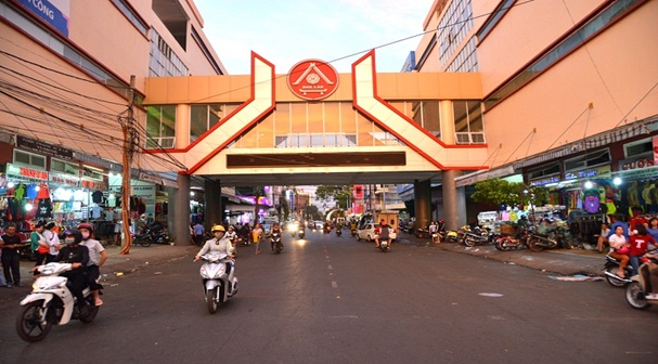 Thành phố Buôn Ma Thuột, kiên quyết xử lý, giải tỏa triệt để các trường hợp kinh doanh không đúng quy định tại khu vực chợ đêm Buôn Ma Thuột.