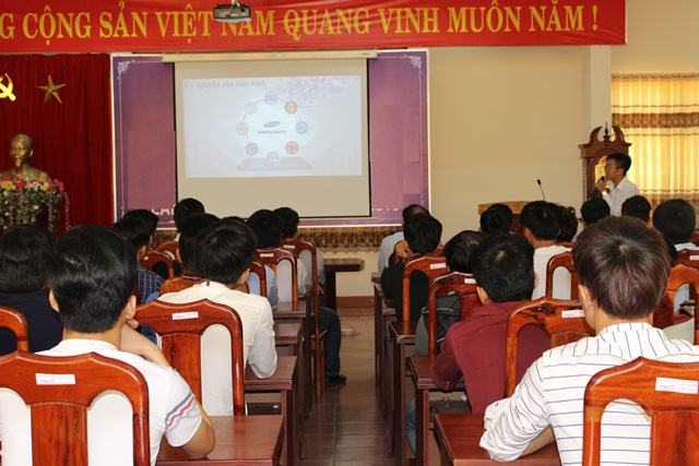 Hơn 100 học sinh, sinh viên Trường Cao đẳng nghề Thanh niên dân tộc Tây Nguyên tham gia Chương trình phỏng vấn, thi tuyển kỹ thuật viên của Công ty Samsung Display Việt Nam