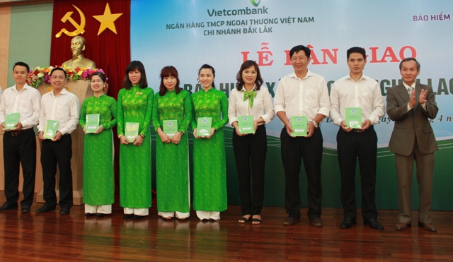 Bảo hiểm xã hội tỉnh bàn giao sổ Bảo hiểm xã hội cho người lao động tại Ngân hàng Vietcombank chi nhánh Đắk Lắk