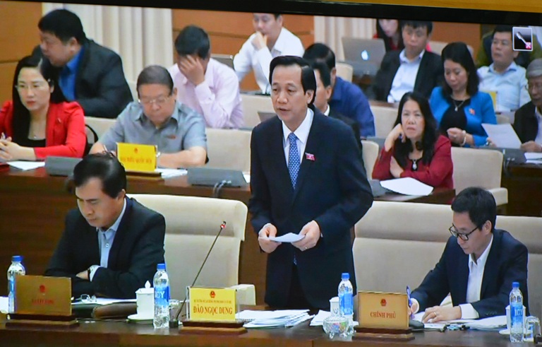 Bộ trưởng Bộ Lao động, Thương binh và Xã hội Đào Ngọc Dung trả lời chất vấn đại biểu Quốc hội về công tác dạy nghề, việc làm, chế độ chính sách đối với người có công.