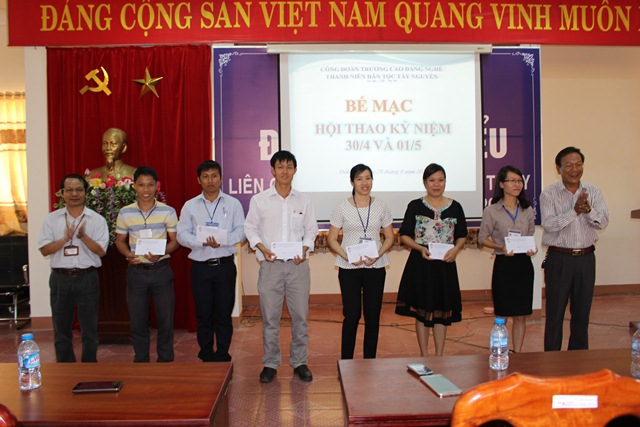 Trường Cao đẳng nghề Thanh niên dân tộc Tây Nguyên: Bế mạc Hội thao chào mừng 42 năm ngày Giải phóng miền Nam và 131 năm ngày Quốc tế lao động