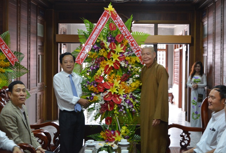 Lãnh đạo tỉnh thăm, tặng quà các cơ sở Phật giáo nhân Lễ Phật đản - Phật lịch 2561 năm 2017.