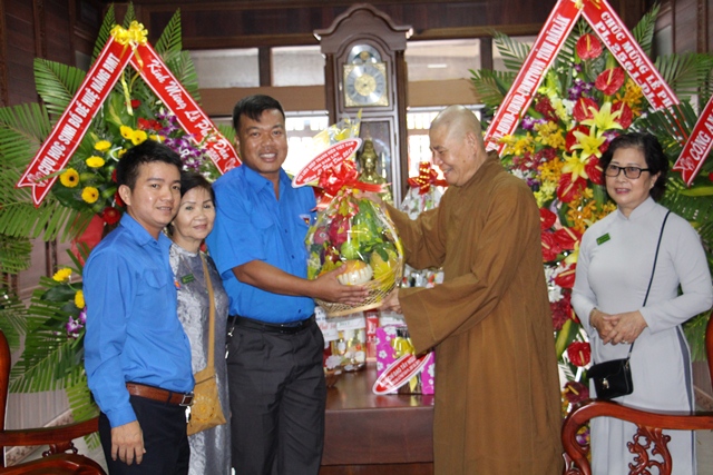 Hội Liên hiệp Thanh niên Việt Nam tỉnh Đắk Lắk đi thăm và chúc mừng các cơ sở Phật giáo nhân Đại lễ Phật đản năm 2017