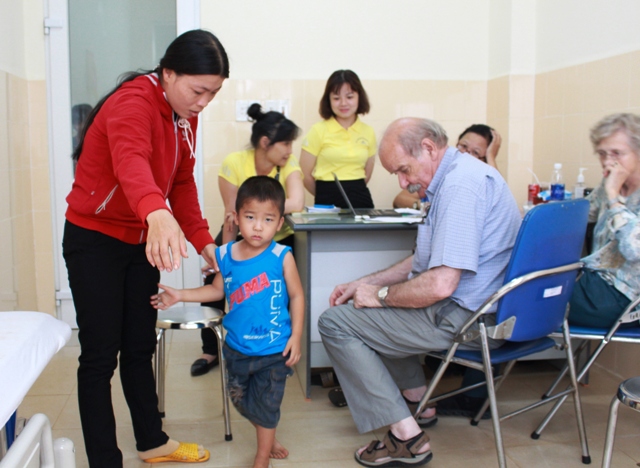 Hơn 200 trẻ em được khám sàng lọc dị tật vận động, di chứng sẹo bỏng và tư vấn hỗ trợ phẫu thuật miễn phí