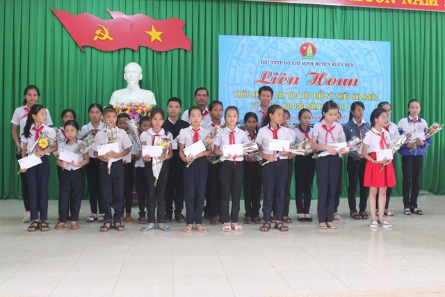 Tuyên dương 40 em đội viên, nhi đồng nghèo vượt khó học giỏi