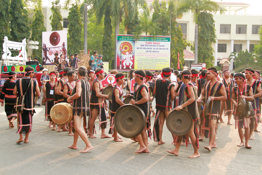 Tổ chức Chương trình biểu diễn Văn hóa Cồng chiêng phục vụ nhân dân địa phương và du khách năm 2017.