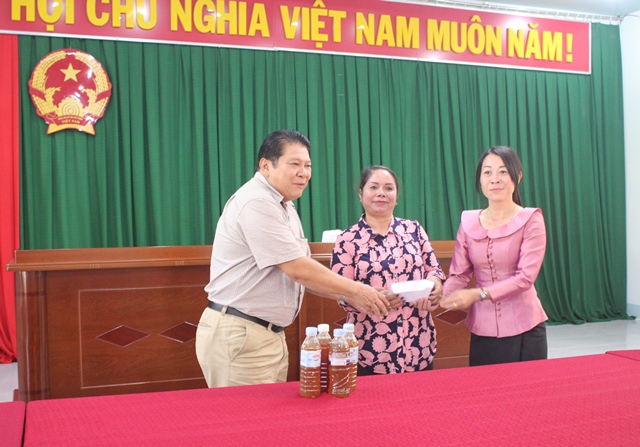 Lãnh đạo huyện Betchanda (Vương quốc Camphuchia) thăm và làm việc tại huyện Buôn Đôn